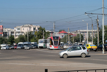 Бурятия. Виды Улан-Удэ. Машины и трамваи на дороге (2020 год)