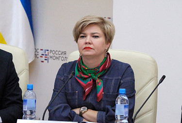 Министр экономики Бурятии Екатерина Кочетова на встрече делегаций России и Монголии 4 апреля 2023 года в Улан-Удэ