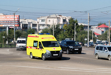 Дорожное движение в Улан-Удэ. Две "скорых" идут друг за другом
