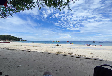�������. �������� ���� �� �������. �����. �������. Tourists on the beach in Thailand