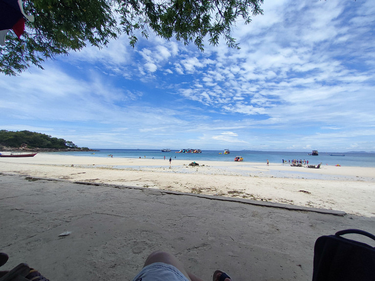 �������. �������� ���� �� �������. �����. �������. Tourists on the beach in Thailand