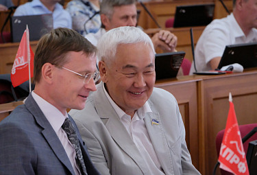 Бурятия. Виктор Малышенко (слева) и Егор Олзоев (справа) на сессии Народного Хурала (2020 год)
