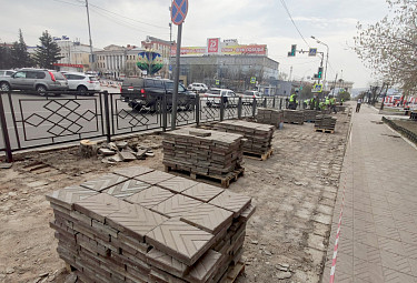 Укладка тротуарной плитки в центре Улан-Удэ (2020 год)