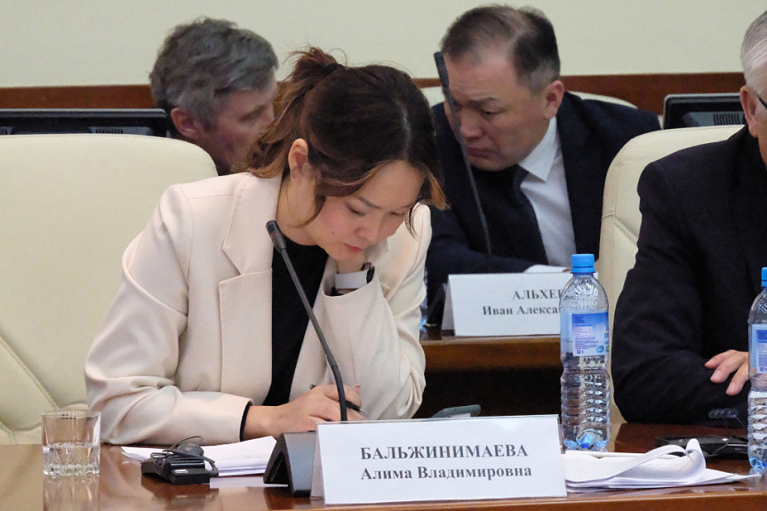 Алима Бальжинимаева на встрече делегаций РФ и Монголии (Бурятия, Улан-Удэ, 4 апреля 2023 года)