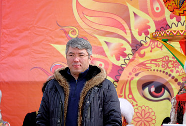 Улан-Удэ. Масленица. Алексей Цыденов на фоне языческих символов (10 марта 2019 года)