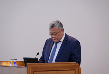Бурятия. Баир Дашиевич Цыренов выступает в парламенте республики (2020 год)