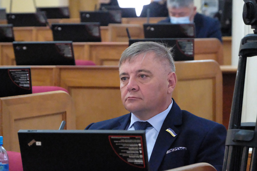 Андрей Слепнев со значком депутата районного совета (Бичурский район). 2021 год
