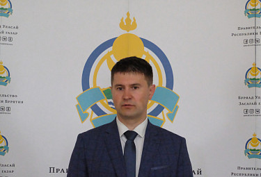 Сергей Матвеев на фоне растяжки с гербом Республики Бурятия (2021 год)