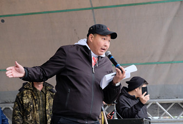 Бурятский коммунист Леонтий Красовский на сцене протестного митинга в Улан-Удэ (29.09.2019)