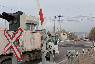      -.  . 2025 . Ulan-Ude. Railway crossing
