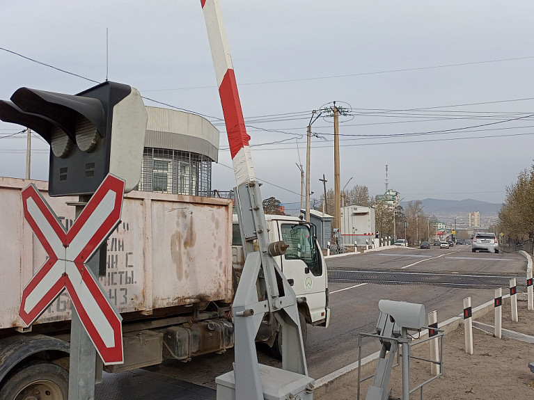 ������ �� ��������������� �������� � ����-���. ������� ��������. 2025 ���. Ulan-Ude. Railway crossing