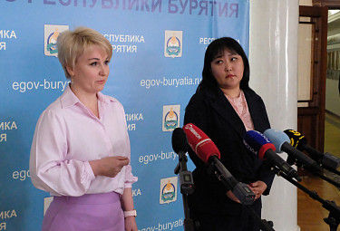 Наталья Сандакова (слева) и Мэри Бадмаева. Бурятия. Май 2022 года