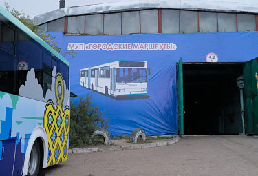 МУП "Городские маршруты" города Улан-Удэ. 3 сентября 2022 года. Гараж, автобус и вкопанные старые шины 