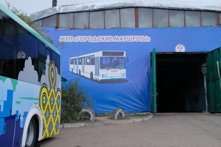 МУП "Городские маршруты" города Улан-Удэ. 3 сентября 2022 года. Гараж, автобус и вкопанные старые шины 