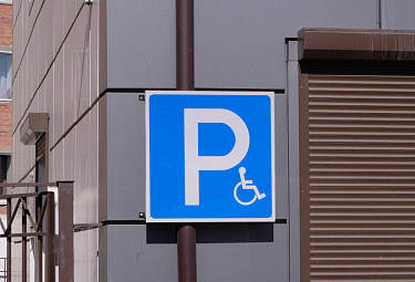 Парковка для инвалидов. Дорожный знак