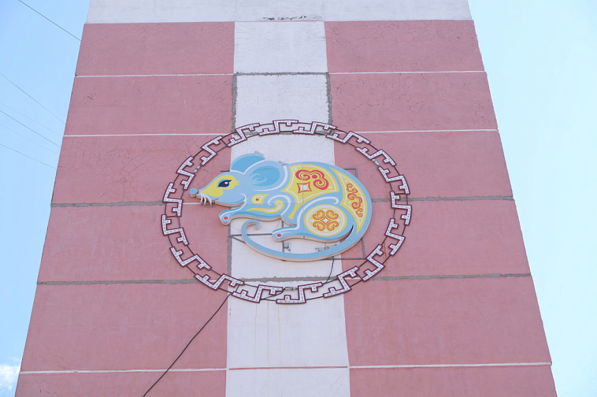Бурятия. Улан-Удэ. Многоэтажка с символом восточного Года Мыши - Мышью