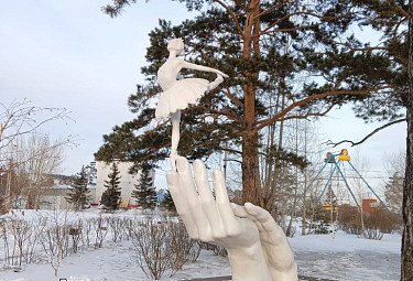 ���� ����� ������� � ����-���. ���������� �������� �� ���� �����. Sculpture of a ballerina in Ulan-Ude
