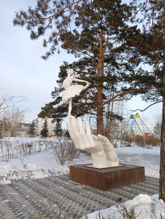 ���� ����� ������� � ����-���. ���������� �������� �� ���� �����. Sculpture of a ballerina in Ulan-Ude
