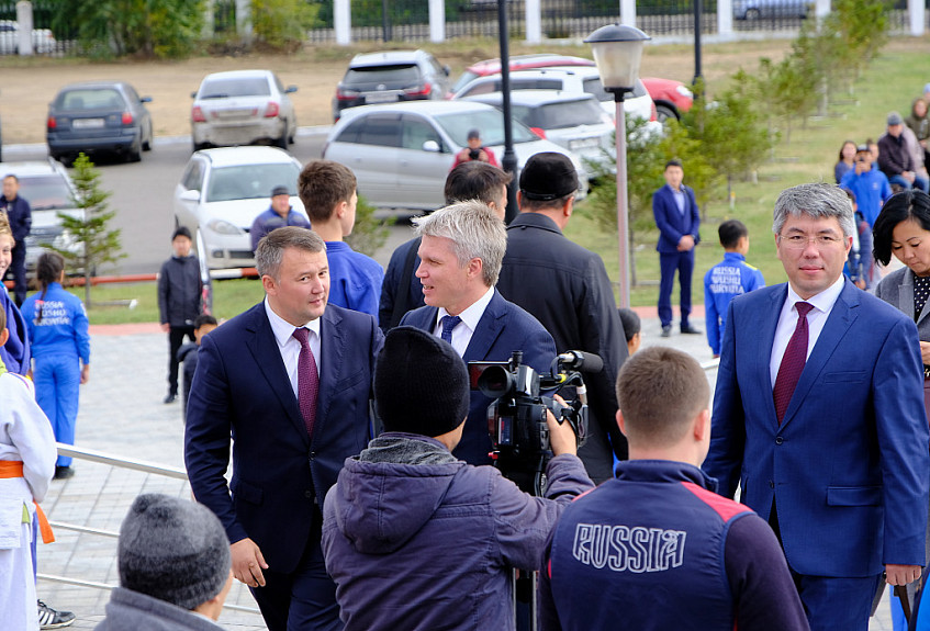 Улан-Удэ. 21 сентября 2018 года. Министр спорта России (в центре) на ступеньках ФСК