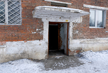 Подъезд без входной двери в улан-удэнском микрорайоне Кирзавод (Кирпичный завод)