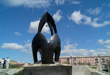 Улан-Удэ. Сквер "Ровесникам, ушедшим в бой". Памятник "Черный тюльпан" в честь выходцев из Бурятии, погибших в Афганистане (2020 год)
