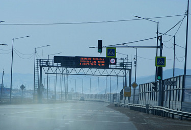 Бурятия. Электронное табло на дороге предупреждает о снегопаде