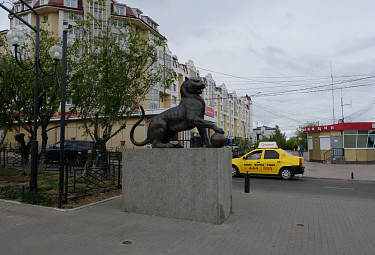 Улан-Удэ. Бульвар Карла Маркса. Скульптура на постаменте
