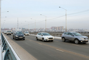 Иркутск. Машины на новом мосту через Ангару