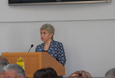 Улан-Удэ. Чиновница мэрии Ирина Викторовна Тимофеева с докладом на сессии горсовета