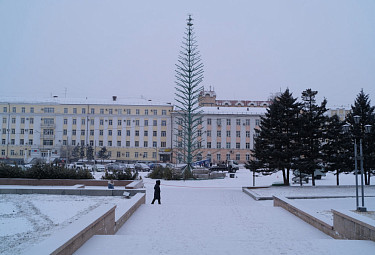 Бурятия. Улан-Удэ. Установка елки на центральной площади Советов (ноябрь 2022 года). Город готовится встретить 2023 год