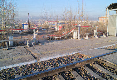 Улан-Удэ. Комушка. Железнодорожные рельсы, остановка, посадочная платформа, лестница и окрестные дома