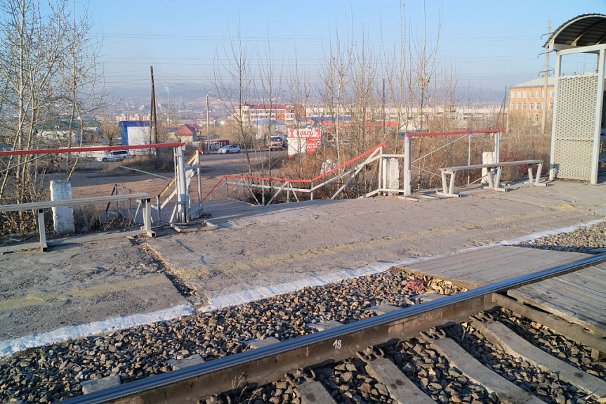 Улан-Удэ. Комушка. Железнодорожные рельсы, остановка, посадочная платформа, лестница и окрестные дома