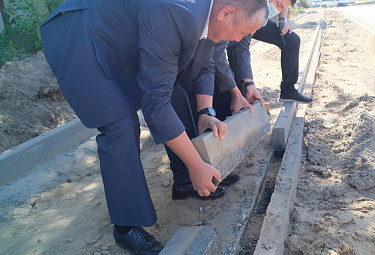 Горсовет Улан-Удэ. Чимит Бальжинимаев с коллегами проверяет качество ремонта дороги в "сотых" кварталах (2020 год)