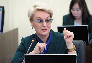 Наталья Сандакова (министерство образования Бурятии) на заседании в Народном Хурале. 2023 год