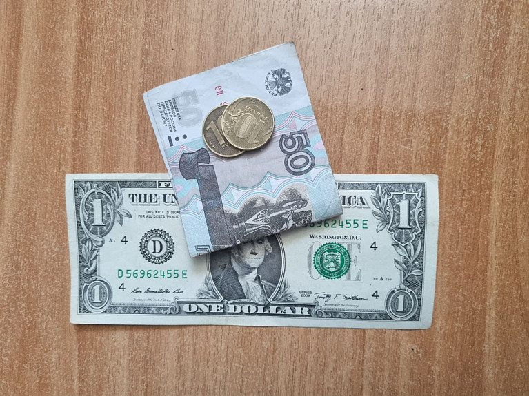 1 Лежавший на столе доллар. Тег доллар.