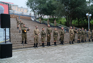 Улан-Удэ. Мемориал Победы. Ансамбль исполняет песню в честь юбилея окончания Второй мировой войны (3 сентября 2020 года)