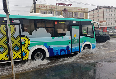 Улан-Удэ. Автобус №95 МУП "Городские маршруты" на залитом водой пешеходном переходе на улице Терешковой (3 августа 2023 года)