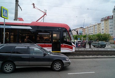 Улан-Удэ. Улица Терешковой. Машина и трамвай "Львенок"