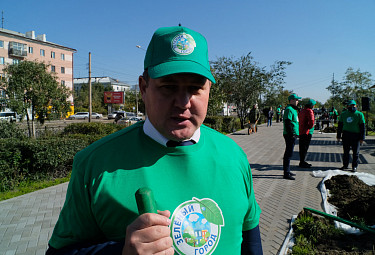 Сергей Анатольевич Гашев на акции по озеленению города. Улан-Удэ. 2020 год