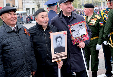 Матвей Гершевич (слева), Алексей Хандархаев (в центре) на "Бессмертном полку" (9 мая 2019 года, Улан-Удэ)