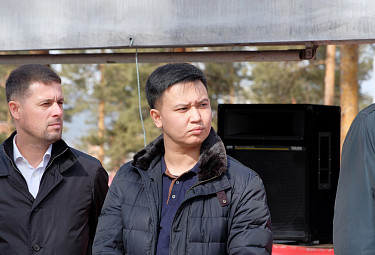 Коммунист Баир Цыренов (в центре фото) на митинге протеста 23 марта 2019 года в Улан-Удэ