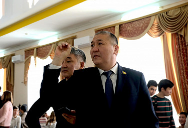 Чимит Бальжинимаев целится дротиком дартс в мишень. Улан-Удэ. 2019 год