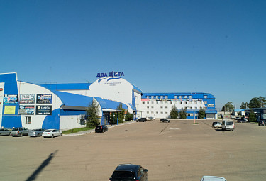 Бурятия. Улан-Удэ. Торгово-развлекательный центр "Два кита" с парковкой