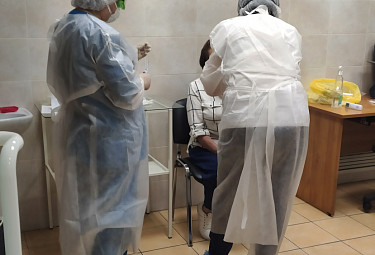 Бурятия. Врачи работают с пациентом в условиях коронавируса