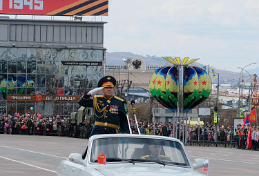 Парад в Улан-Удэ 09.05.2021. Командующий 36-й армией генерал Солодчук в кабриолете на фоне зрителей за ограждением