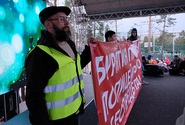 Улан-Удэ. Общественник Алексей Карнаухов с протестным банером. Митинг 15 сентября 2019 года против итогов выборов мэра