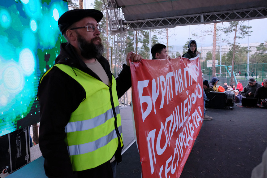 Улан-Удэ. Общественник Алексей Карнаухов с протестным банером. Митинг 15 сентября 2019 года против итогов выборов мэра