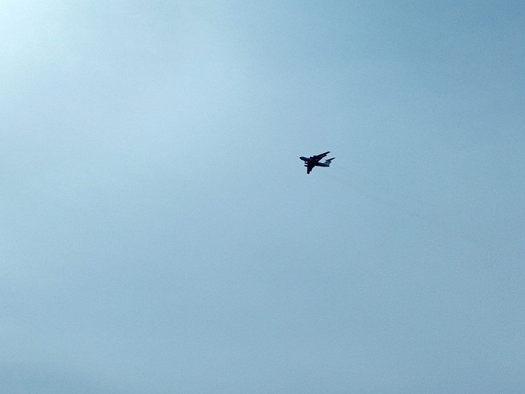 ������� � ����. A plane in the sky