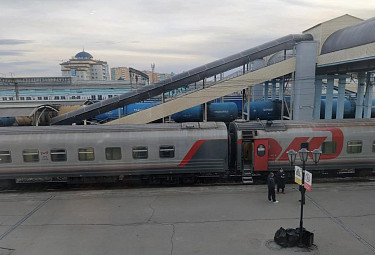 ������������ ����� �� ������� ����-���. Passenger train at Ulan-Ude station