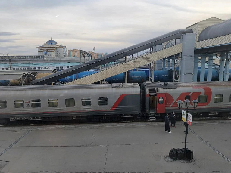 ������������ ����� �� ������� ����-���. Passenger train at Ulan-Ude station